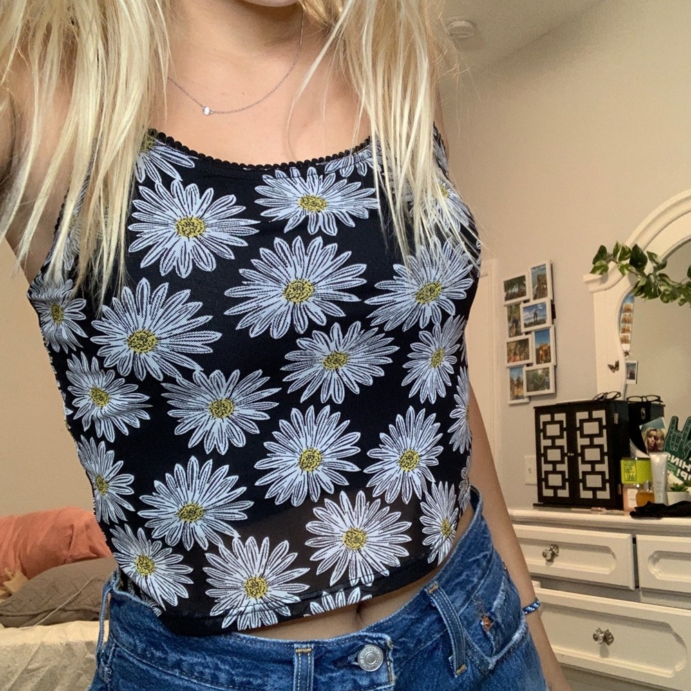 Daisy print black top
